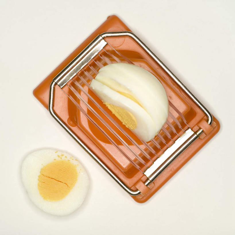 无人,方图,俯视,室内,特写,白天,白色背景,桌面,桌子,金属制品,切片,阴影,反射,金属,木制,工具,影子,蛋,鸡蛋,刀具,木制品,刀,摄影,影棚,卵,切蛋器,彩图,高角度拍摄,影棚拍摄,拍摄