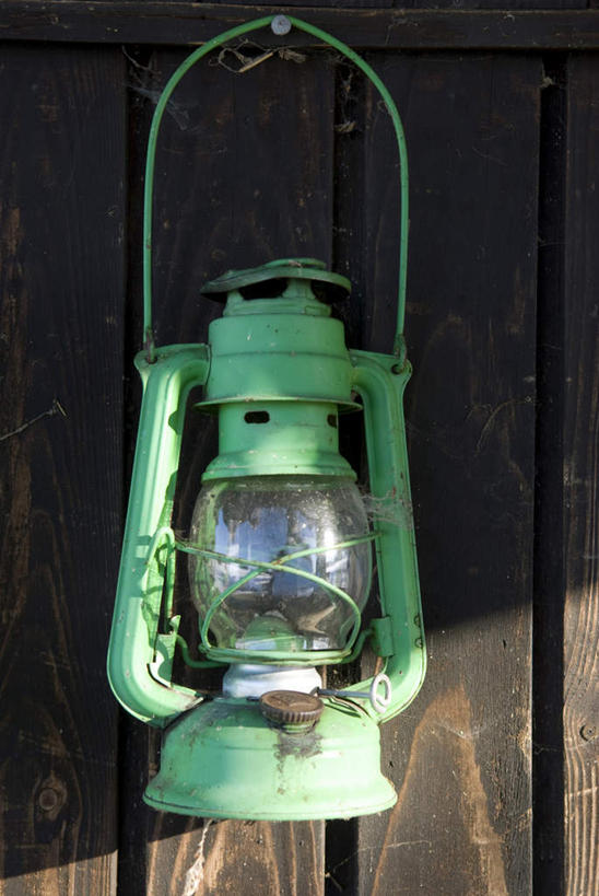 无人,竖图,室外,特写,白天,正面,静物,照明,悬挂,阴影,光线,木板,影子,灯光,灯,一个,绿色,阳光,灯具,单个,照亮,照明设备,油灯,彩图