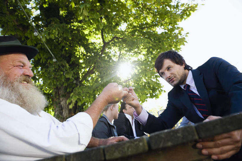 西方人,小指,四个人,同事,商务人士,商务男性,商务女性,坐,笑,微笑,露齿笑,横图,室外,白天,仰视,衬衫,成功,合作,团队,集体,信心,植物,欧洲,欧洲人,阴影,套装,光线,拉钩,影子,队伍,树,树木,绿色,阳光,自然,拉勾,手势,手指,生长,成长,誓言,领导,成就,商务装,合伙,领袖,工薪阶层,诺言,许诺,约定,打勾勾,老年男性,男人,男性,年轻男性,年轻女性,女人,女性,中年男性,白种人,白领,上班族,坐着,半身,彩图,低角度拍摄,衬衣