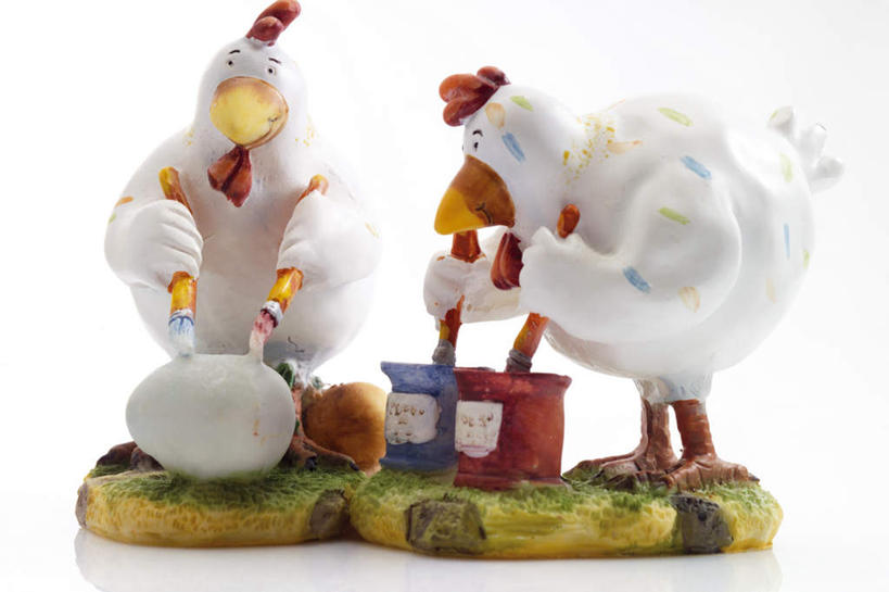 无人,横图,室内,特写,白天,白色背景,正面,游戏,鸡,静物,玩具,雕塑,艺术,装饰,笔,雕刻,雕像,办公用品,拿,玩,拿着,注视,娱乐,家禽,文具,动物,画笔,学习用品,工艺品,观察,搅拌,看,休闲,益智,摄影,牲畜,影棚,观看,活动,纪念,颜料桶,文具用品,美术,察看,发泄,关注,消遣,智力,主题,陈列,功能,美学,宣泄,玩耍,嬉戏,彩图,全身,影棚拍摄,拍摄