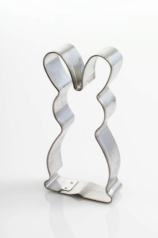 无人,竖图,俯视,室内,特写,白天,白色背景,桌面,桌子,哺乳动物,静物,阴影,金属,兔子,影子,动物,容器,摄影,影棚,模具,兔,彩图,高角度拍摄,影棚拍摄,拍摄