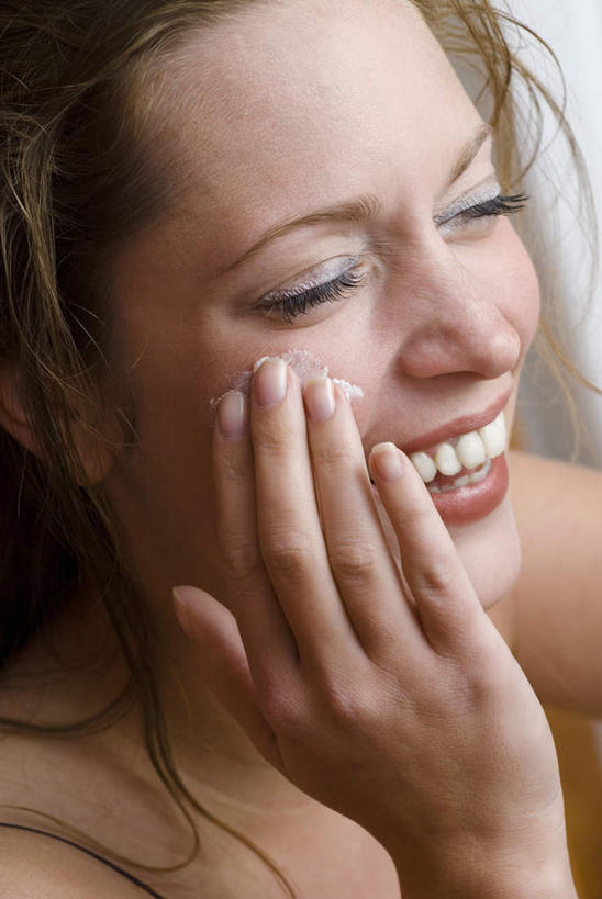 西方人,脸,头,脸颊,手,一个人,站,笑,摸,微笑,露齿笑,竖图,室内,特写,白天,正面,化妆,欧洲,欧洲人,仅一个年轻女性,仅一个女性,仅一个人,抚摸,护肤,服装,注视,肩膀,衣服,观察,看,站着,保养,手部,面霜,服饰,观看,单手,察看,衣着,穿着,关注,衣饰,年轻女性,女人,女性,白种人,头部,脸部,脸蛋,面部,触摸,接触,站立,半身,彩图