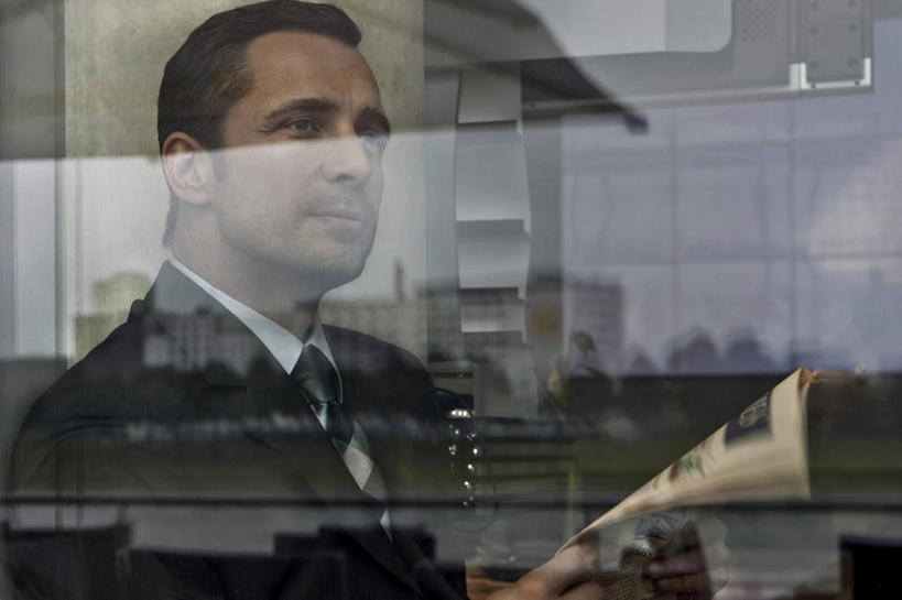 西方人,一个人,商务人士,商务男性,办公室,站,横图,室外,白天,侧面,衬衫,窗户,报纸,欧洲,欧洲人,仅一个男性,仅一个人,握,远视,远眺,套装,拿,拿着,注视,玻璃窗,仅一个年轻男性,观察,看,站着,握着,观看,察看,关注,商务装,工薪阶层,男人,男性,年轻男性,白种人,白领,上班族,站立,半身,彩图,衬衣