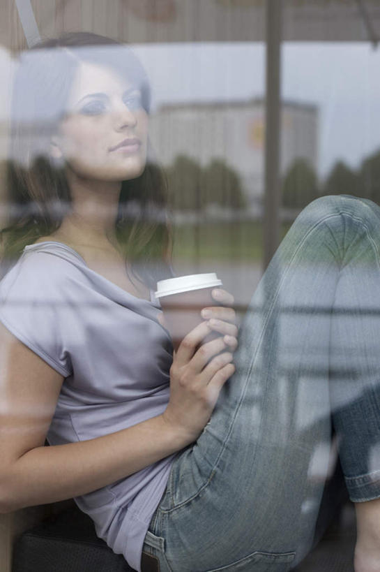 西方人,一个人,客厅,坐,竖图,室外,白天,侧面,窗户,杯子,欧洲,欧洲人,仅一个年轻女性,仅一个女性,仅一个人,握,远视,远眺,服装,拿,拿着,注视,玻璃窗,衣服,水杯,观察,看,握着,服饰,观看,察看,起居室,衣着,穿着,关注,衣饰,年轻女性,女人,女性,白种人,茶杯,坐着,半身,彩图