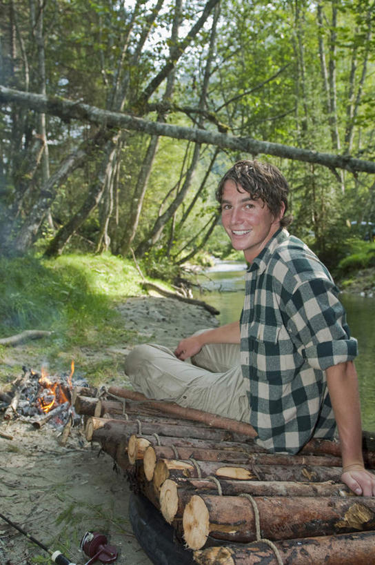 西方人,一个人,坐,笑,微笑,露齿笑,竖图,室外,白天,侧面,旅游,度假,河流,树林,水,植物,欧洲,欧洲人,仅一个男性,仅一个人,服装,朦胧,模糊,木材,河水,水流,扭头,注视,休闲装,娱乐,树,树木,仅一个年轻男性,衣服,绿色,自然,观察,看,转头,享受,休闲,休闲服,放松,服饰,生长,成长,观看,察看,篝火,关注,木筏,男人,男性,年轻男性,白种人,玩耍,坐着,彩图,全身