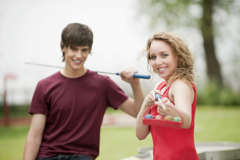 西方人,两个人,家庭,夫妻,站,笑,微笑,露齿笑,横图,室外,白天,正面,爱情,旅游,度假,草地,草坪,树林,植物,欧洲,欧洲人,服装,朦胧,模糊,高尔夫,高尔夫球,浪漫,拿,拿着,注视,休闲装,娱乐,草,树,树木,衣服,绿色,自然,观察,看,站着,享受,休闲,温暖,温馨,一家人,休闲服,恩爱,放松,恋人,服饰,生长,成长,观看,和睦,察看,高尔夫球杆,关注,高尔夫运动,高尔夫球具,马球,男人,男性,年轻男性,年轻女性,女人,女性,白种人,情侣,玩耍,站立,半身,彩图,伴侣,融洽