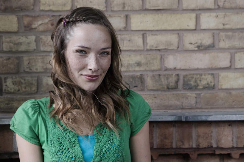 西方人,一个人,站,笑,微笑,横图,室内,白天,正面,欧洲,欧洲人,仅一个年轻女性,仅一个女性,仅一个人,服装,墙,注视,砖墙,上衣,墙壁,墙面,衣服,绿色,观察,看,站着,服饰,观看,察看,衣着,穿着,关注,衣饰,年轻女性,女人,女性,白种人,站立,半身,彩图