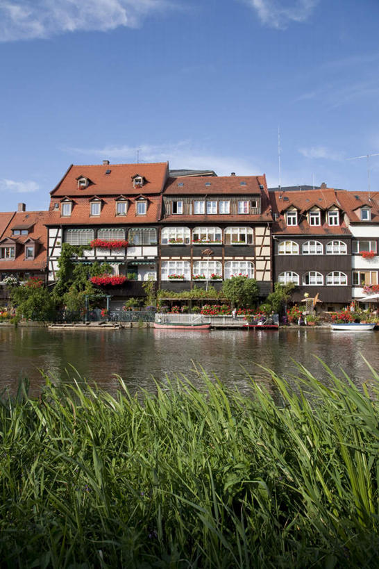 无人,家,竖图,室外,白天,正面,度假,草地,草坪,河流,美景,水,植物,城市风光,城市,德国,欧洲,阴影,波纹,光线,影子,房屋,屋子,河水,景观,水流,云,云朵,公寓,涟漪,云彩,娱乐,洋房,楼房,住宅,草,树,树木,蓝色,绿色,白云,倒影,蓝天,水纹,天空,阳光,自然,波浪,天,享受,休闲,景色,放松,生长,晴朗,成长,倒映,西欧,德意志联邦共和国,水晕,巴伐利亚,巴伐利亚州,拜恩州,拜恩自由州,反照,班贝格,晴空,彩图,房子