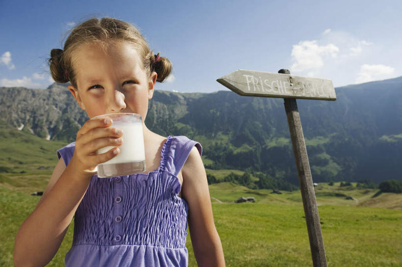 牛奶,西方人,儿童,一个人,站,笑,微笑,露齿笑,横图,室外,白天,正面,旅游,度假,纯洁,草地,草坪,石头,美景,山,山脉,植物,指示牌,杯子,欧洲,欧洲人,仅一个女性,仅一个人,握,阴影,服装,光线,标志,石子,影子,景观,山顶,山峰,云,云朵,山峦,饮品,营养,拿,云彩,拿着,注视,休闲装,娱乐,标识,箭头,玻璃制品,草,饮料,小孩,衣服,蓝色,绿色,白云,蓝天,天空,阳光,自然,水杯,群山,天,观察,看,站着,仅一个小孩,享受,休闲,休闲服,景色,放松,可爱,童年,童趣,握着,服饰,晴朗,观看,察看,乳制品,奶,牛乳,关注,自然风光,童真,烂漫,无邪,沉积岩,安神,颠峰,极峰,水成岩,天真,女孩,女人,女性,白种人,孩子,玻璃杯,石块,岩石,晴空,站立,半身,彩图,女生