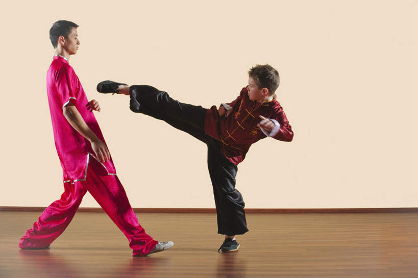 西方人,儿童,两个人,教师,站,横图,室内,白天,正面,纯洁,地板,欧洲,欧洲人,踢,服装,墙,地面,注视,木地板,墙壁,墙面,小孩,衣服,红色,观察,看,站着,可爱,童年,童趣,服饰,观看,察看,衣着,穿着,关注,童真,烂漫,无邪,衣饰,天真,男孩,男人,男性,年轻男性,白种人,讲师,教授,老师,站立,彩图,全身,男生,练功服