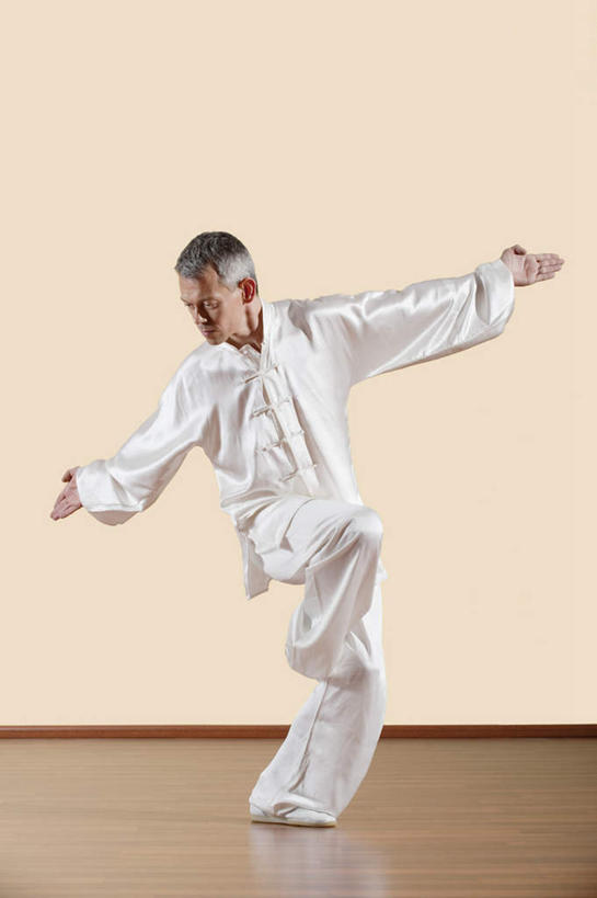 西方人,一个人,站,伸展双臂,竖图,室内,白天,正面,锻炼,运动,地板,欧洲,欧洲人,仅一个男性,仅一个人,服装,墙,地面,注视,木地板,墙壁,墙面,衣服,白色,观察,看,站着,仅一个老年男性,服饰,观看,察看,衣着,穿着,关注,衣饰,体育,老年男性,男人,男性,白种人,敞开双臂,伸开双臂,展开双肩,站立,张开手臂,张开双臂,彩图,全身,健身,练功服