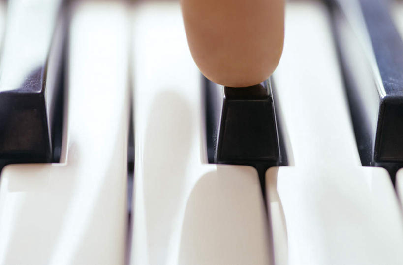 西方人,一个人,横图,室内,特写,白天,正面,键盘,欧洲,欧洲人,仅一个年轻女性,仅一个女性,仅一个人,阴影,朦胧,模糊,光线,影子,钢琴,乐器,琴键,白色,黑色,手指,键盘乐器,年轻女性,女人,女性,白种人,半身,彩图