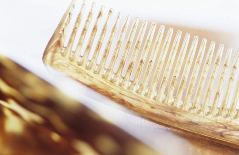 无人,横图,室内,特写,白天,正面,桌子,静物,一把,朦胧,模糊,纹路,纹理,梳子,日用品,摄影,影棚,美发用品,肌理,彩图,影棚拍摄,拍摄