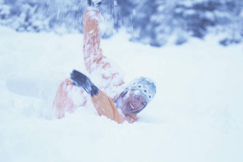 西方人,一个人,笑,微笑,露齿笑,横图,室外,白天,正面,旅游,度假,游戏,雪,植物,大雪,帽子,欧洲,欧洲人,仅一个年轻女性,仅一个女性,仅一个人,服装,朦胧,模糊,滑雪,积雪,雪景,冬天,玩,注视,娱乐,树,树木,衣服,黄色,绿色,自然,观察,看,趴着,享受,休闲,放松,服饰,生长,成长,观看,察看,衣着,滑雪衫,穿着,关注,衣饰,年轻女性,女人,女性,白种人,趴,玩耍,嬉戏,半身,彩图