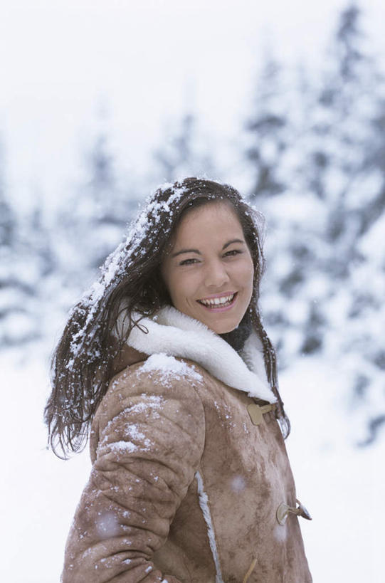 西方人,一个人,站,笑,微笑,露齿笑,竖图,室外,白天,正面,美景,树林,雪,植物,大雪,欧洲,欧洲人,仅一个年轻女性,仅一个女性,仅一个人,服装,朦胧,模糊,积雪,景观,雪景,冬天,注视,树,树木,衣服,绿色,自然,观察,看,站着,大衣,景色,服饰,生长,成长,观看,察看,衣着,穿着,关注,自然风光,衣饰,驼色,年轻女性,女人,女性,白种人,站立,半身,彩图,冬衣,寒衣