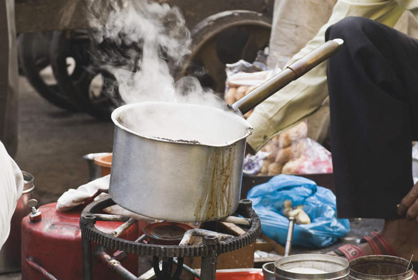 一个人,坐,横图,俯视,室外,特写,白天,烹饪,雾,厨具,袋子,椅子,金属制品,亚洲,仅一个男性,仅一个人,仅一个中年男性,一排,许多,握,沸腾,金属,蒸汽,锅子,轮子,摊位,街区,水蒸气,拿,麻袋,拿着,锅,车,饮料,排列,交通工具,拖车,铁架,握着,锅具,队列,漏勺,烹饪用具,蒸发,男人,男性,中年男性,亚洲人,印度人,烹调用具,烹调,坐着,半身,彩图,高角度拍摄