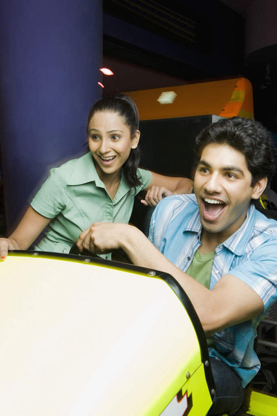 两个人,夫妻,站,坐,笑,微笑,露齿笑,竖图,室内,白天,正面,爱情,游戏,赛车,亚洲,握,服装,墙,浪漫,玩,注视,休闲装,娱乐,墙壁,墙面,衣服,方向盘,观察,看,站着,休闲,休闲服,恩爱,握着,恋人,服饰,游戏机,观看,察看,关注,男人,男性,女人,女性,中年男性,中年女性,亚洲人,印度人,情侣,玩耍,嬉戏,坐着,半身,彩图,伴侣