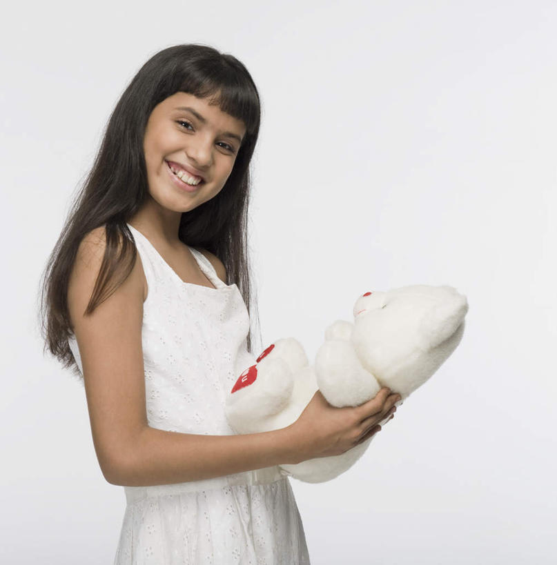 儿童,一个人,站,抱,笑,微笑,露齿笑,竖图,室内,白天,白色背景,侧面,裙子,纯洁,玩具,亚洲,仅一个女性,仅一个人,连衣裙,注视,小孩,玩具熊,观察,看,站着,仅一个小孩,可爱,童年,童趣,摄影,布娃娃,影棚,抱着,观看,察看,搂着,关注,童真,烂漫,无邪,天真,女孩,女人,女性,亚洲人,印度人,孩子,搂,搂抱,半身,彩图,影棚拍摄,拍摄,女生