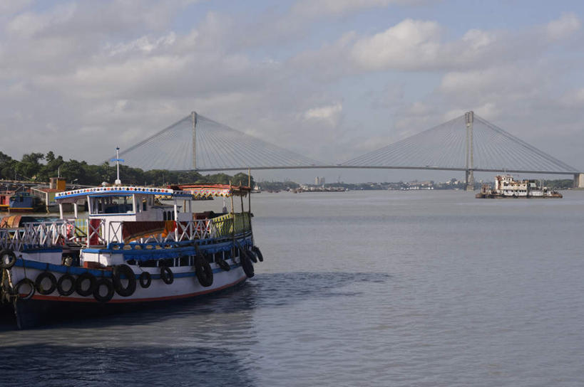 无人,横图,室外,白天,正面,度假,湖,湖泊,美景,水,城市风光,城市,大桥,立交桥,桥梁,船,印度,亚洲,阴影,生锈,光线,影子,湖面,景观,水流,水面,云,云朵,高架,斜拉桥,桥,云彩,娱乐,白云,蓝天,天空,阳光,湖水,天,享受,休闲,景色,放松,运输,南亚,货船,首府,印度共和国,加尔各答,恒河,西孟加拉邦,彩图