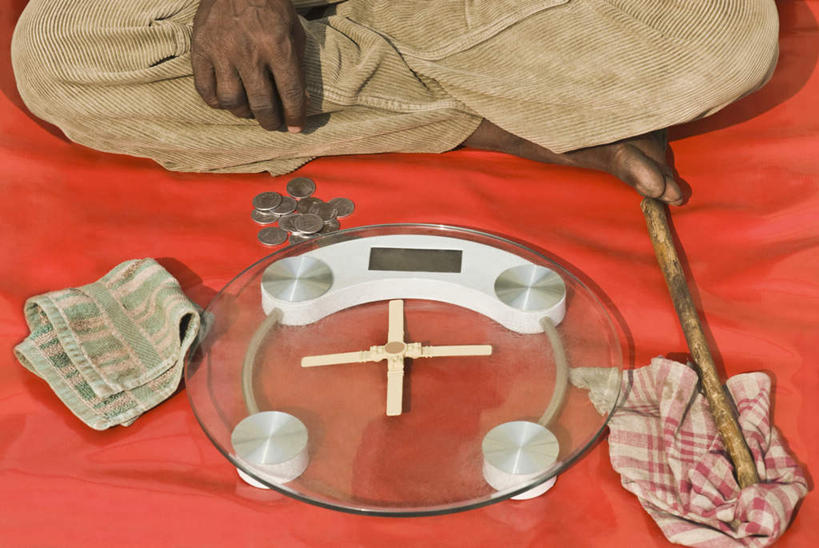 一个人,坐,盘腿,横图,俯视,室内,特写,白天,钱,仪器,亚洲,仅一个男性,仅一个人,仅一个中年男性,钱币,毯子,生活,红色,毛巾,健康,金融,经济,木棍,衡量,体重,计量,流通,贸易,衡器,健康秤,货币,现金,硬币,男人,男性,中年男性,亚洲人,印度人,秤,体重秤,盘腿而坐,盘膝,盘着腿的,盘着腿坐,双腿交叉,坐着,半身,彩图,高角度拍摄