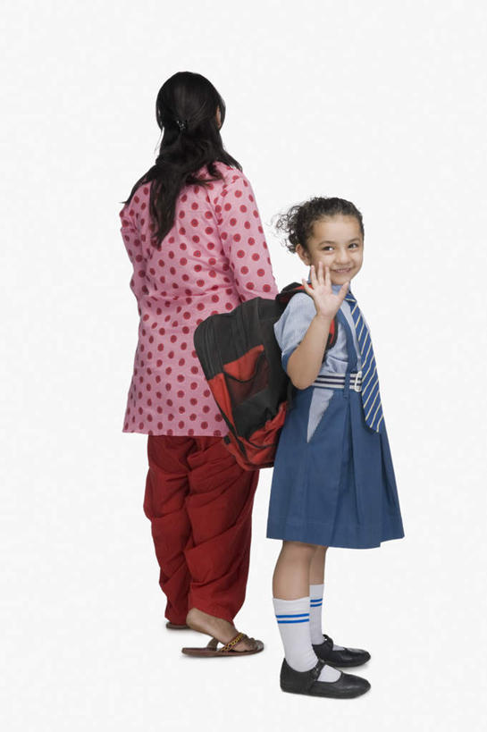 儿童,两个人,母亲,女儿,学生,站,举,笑,微笑,露齿笑,竖图,室内,白天,白色背景,侧面,制服,纯洁,亚洲,服装,包,书包,挥手,注视,再见,小孩,背包,手链,观察,看,手势,托,站着,招手,母女,校服,可爱,母爱,童年,童趣,摄影,影棚,告别,观看,察看,关注,摆动,童真,烂漫,无邪,离别,学生服,辞行,天真,女孩,女人,女性,中年女性,亚洲人,印度人,举起,举手,举着,向上举,向上伸,向上托,彩图,全身,影棚拍摄,拍摄,双肩包,女生