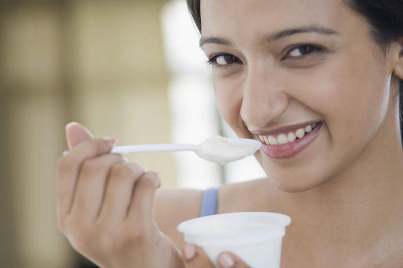 东方人,脸,头,脸颊,一个人,站,笑,微笑,露齿笑,横图,室内,特写,白天,正面,吊带,亚洲,仅一个年轻女性,仅一个女性,仅一个人,服装,朦胧,模糊,勺子,冰激凌,清凉,拿,拿着,注视,吊带衫,肩膀,盒子,衣服,调羹,汤匙,冷饮,观察,看,站着,舒服,冰淇淋,服饰,观看,解暑,察看,衣着,穿着,关注,解渴,塑料盒,雪糕,舒爽,冰糕,消暑,衣饰,年轻女性,女人,女性,亚洲人,印度人,头部,脸部,脸蛋,面部,半身,彩图