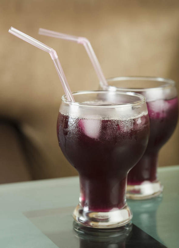 果汁,无人,竖图,俯视,室内,特写,白天,餐桌,桌子,浆果,黑加仑,杯子,朦胧,模糊,塑料,饮品,玻璃制品,饮料,水杯,塑料制品,吸管,餐台,空心,可口,饮管,适口,玻璃杯,黑穗醋栗,黑豆果,黑醋栗,醋栗,彩图,高角度拍摄,圆柱状