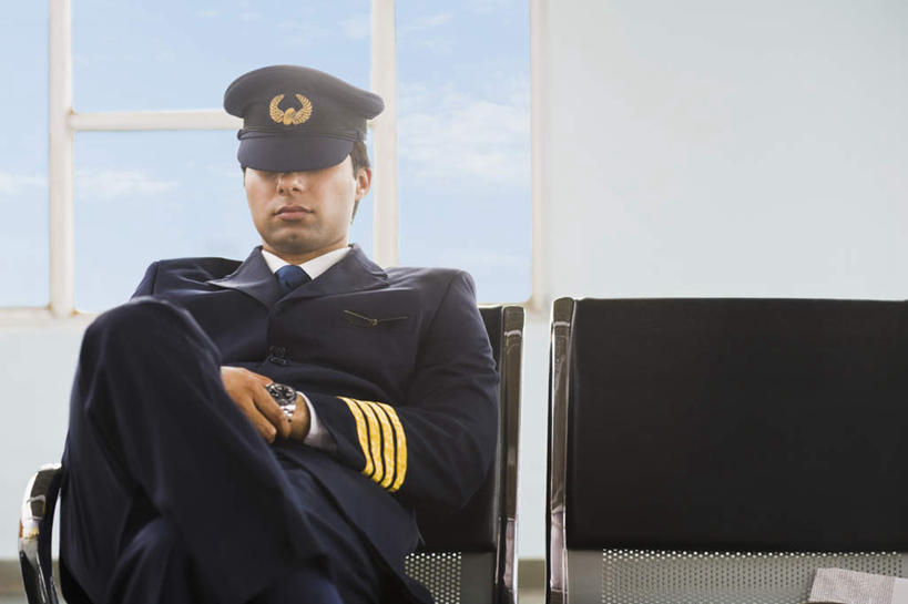 一个人,飞行员,机场,坐,睡,横图,室内,白天,正面,工作服,制服,窗户,落地窗,飞机场,帽子,椅子,亚洲,仅一个男性,仅一个人,戴,朦胧,模糊,长椅,二郎腿,玻璃窗,仅一个年轻男性,遮,遮挡,遮盖,遮蔽,工作制服,男人,男性,年轻男性,亚洲人,印度人,飞行人员,航空站,空港,困,困觉,寝息,睡觉,坐着,半身,彩图,工作套服