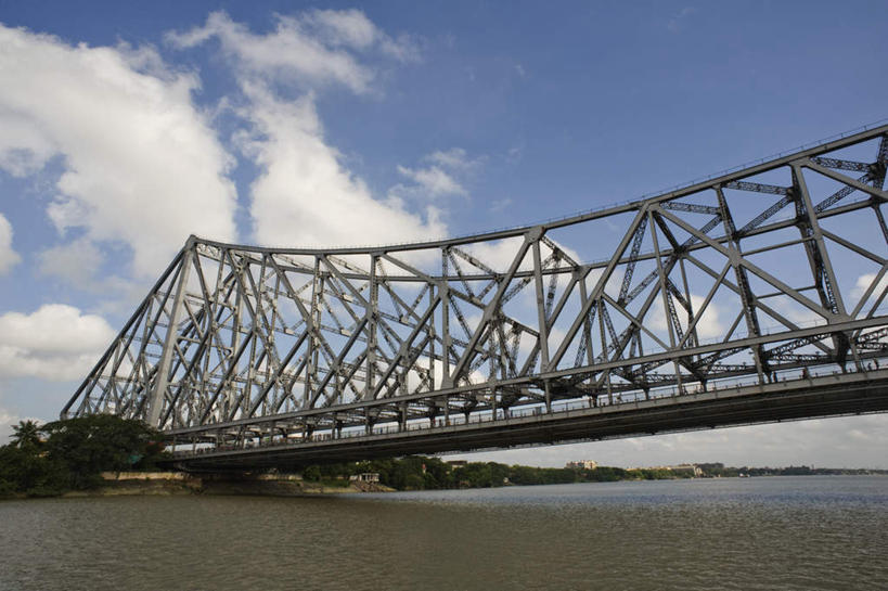 无人,横图,室外,白天,仰视,旅游,度假,河流,树林,水,植物,标志建筑,大桥,地标,建筑,立交桥,桥梁,印度,亚洲,河水,水流,云,云朵,高架,建筑群,斜拉桥,桥,云彩,娱乐,建设,树,树木,蓝色,绿色,白云,蓝天,天空,自然,天,享受,休闲,放松,生长,晴朗,成长,南亚,首府,印度共和国,加尔各答,西孟加拉邦,晴空,彩图,低角度拍摄