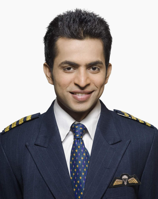 脸,头,脸颊,一个人,飞行员,站,笑,微笑,露齿笑,竖图,室内,特写,白天,白色背景,正面,工作服,制服,亚洲,仅一个男性,仅一个人,注视,肩膀,仅一个年轻男性,观察,看,站着,摄影,空军,影棚,观看,察看,关注,勋章,工作制服,男人,男性,年轻男性,亚洲人,印度人,头部,脸部,脸蛋,面部,技师,站立,半身,彩图,影棚拍摄,工作套服,拍摄