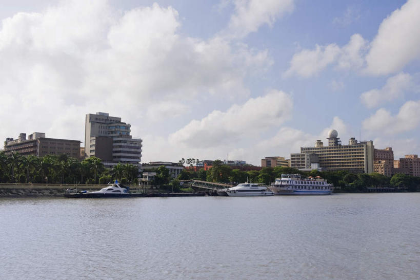 无人,高楼大厦,横图,室外,白天,正面,度假,河流,美景,水,植物,城市风光,城市,大厦,建筑,摩天大楼,印度,亚洲,河水,景观,水流,云,云朵,云彩,娱乐,树,树木,蓝色,绿色,白云,蓝天,天空,自然,天,享受,休闲,景色,放松,生长,晴朗,成长,南亚,首府,印度共和国,加尔各答,西孟加拉邦,晴空,彩图,大楼,高层建筑,高楼,摩天楼