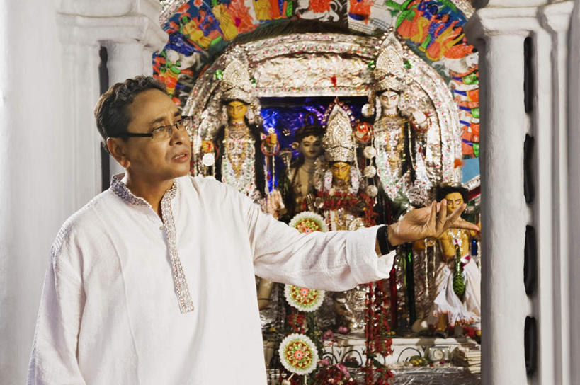 一个人,站,横图,室内,白天,正面,民族服装,标志建筑,地标,建筑,雕塑,印度,亚洲,仅一个男性,仅一个人,服装,艺术,装饰,雕刻,雕像,佛像,眼镜,建筑群,注视,建设,仅一个年轻男性,衣服,工艺品,观察,看,站着,宗教,服饰,观看,纪念,美术,戴着,察看,衣着,穿着,关注,主题,南亚,近视眼镜,陈列,首府,印度共和国,功能,美学,衣饰,加尔各答,西孟加拉邦,男人,男性,年轻男性,亚洲人,印度人,站立,半身,彩图,传统服装,民俗服