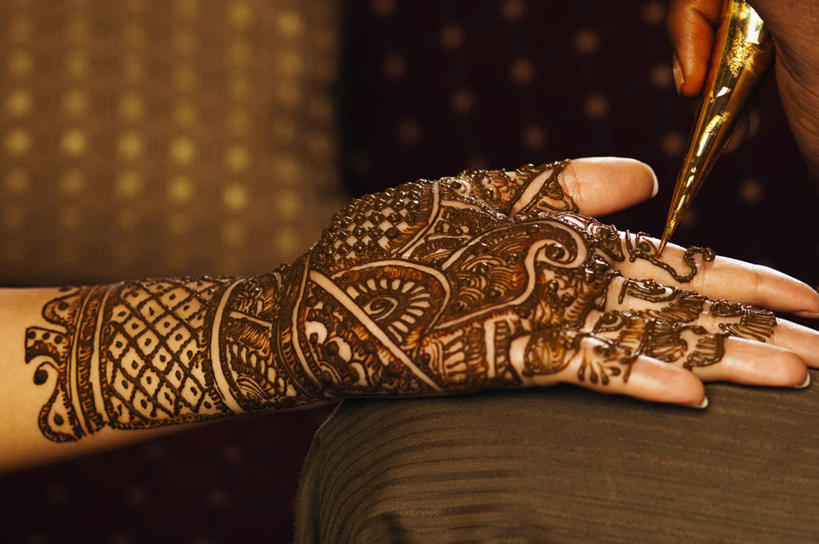 手,两个人,新娘,伙伴,朋友,横图,室内,特写,白天,正面,婚礼,时尚,快乐,友谊,机器,金属制品,亚洲,双手,握,庆祝,艺术,金属,彩绘,工具,器材,结婚,拿,拿着,文化,纹身,喜庆,手部,机械,个性,握着,信仰,纪念,张开五指,刺青,追求,想象,人体彩绘,文身,勇气,崇拜,张扬,美观,纹身彩绘,友情,年轻女性,女人,女性,亚洲人,印度人,半身,彩图,高兴,纹身枪,五指张开