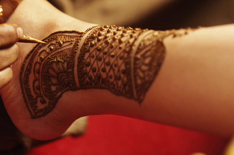 手,两个人,新娘,伙伴,朋友,横图,室内,特写,白天,正面,婚礼,时尚,快乐,友谊,机器,金属制品,亚洲,双手,握,庆祝,艺术,金属,彩绘,工具,器材,结婚,拿,拿着,文化,纹身,画,喜庆,手部,机械,个性,握着,信仰,纪念,刺青,追求,想象,人体彩绘,文身,勇气,崇拜,张扬,美观,纹身彩绘,友情,年轻女性,女人,女性,亚洲人,印度人,半身,彩图,高兴,纹身枪