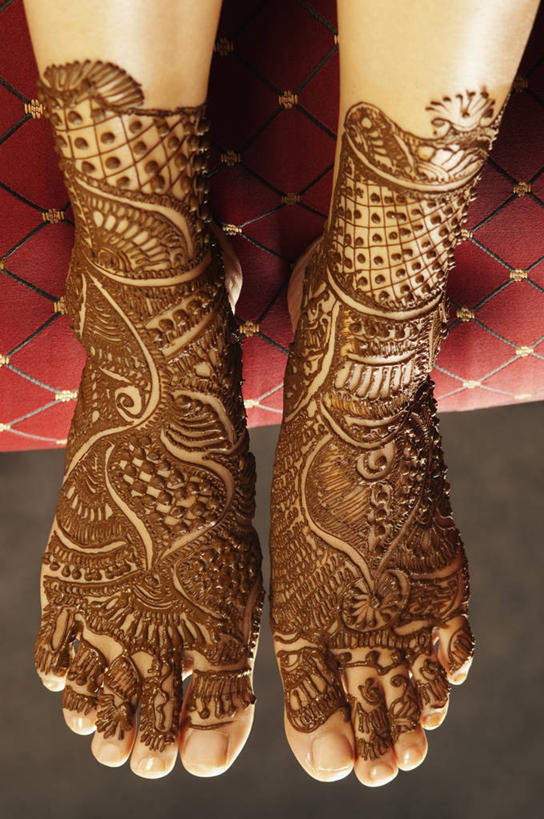 腿部,脚,脚趾,脚后跟,脚背,踝,腿,一个人,新娘,竖图,俯视,室内,特写,白天,婚礼,快乐,亚洲,仅一个年轻女性,仅一个女性,仅一个人,庆祝,艺术,彩绘,结婚,双脚,文化,喜庆,纪念,人体彩绘,美观,纹身彩绘,年轻女性,女人,女性,亚洲人,印度人,脚底,半身,彩图,高角度拍摄,高兴