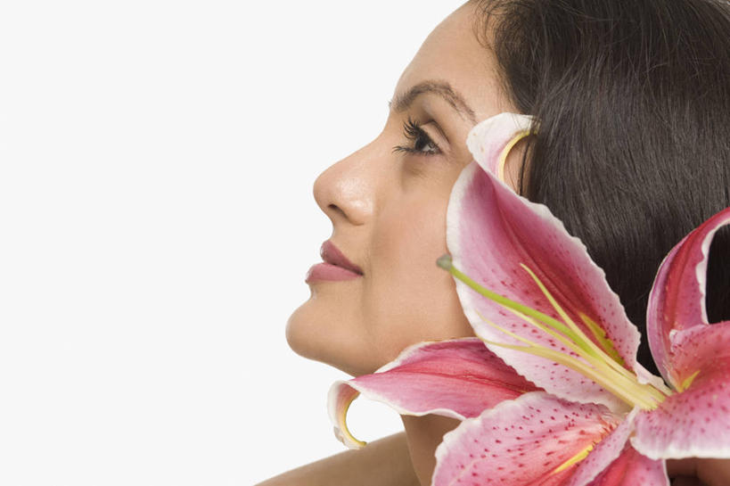 脸,头,脸颊,脖子,一个人,笑,微笑,横图,室内,特写,白天,白色背景,侧面,百合花,亚洲,仅一个年轻女性,仅一个女性,仅一个人,盛开,花蕾,注视,肩膀,花,花瓣,花朵,鲜花,一朵,粉色,花苞,花蕊,观察,看,摄影,影棚,观看,察看,关注,强瞿,昂首,百合蒜,倒仙,番韭,山丹,年轻女性,女人,女性,亚洲人,印度人,头部,脖,颈,颈部,脸部,脸蛋,面部,抬头,仰头,半身,彩图,影棚拍摄,拍摄