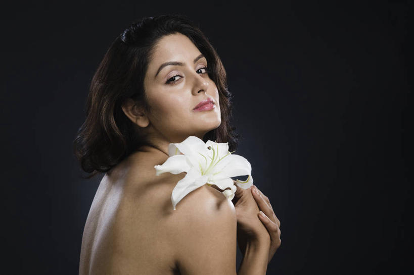 一个人,笑,双手交叉,微笑,横图,室内,白天,侧面,百合花,亚洲,仅一个年轻女性,仅一个女性,仅一个人,握,黑色背景,盛开,拿,花蕾,拿着,扭头,注视,裸露,花,花瓣,花朵,鲜花,一朵,白色,花苞,花蕊,观察,看,转头,握着,摄影,影棚,观看,察看,关注,裸,强瞿,昂首,百合蒜,倒仙,番韭,山丹,年轻女性,女人,女性,亚洲人,印度人,十字手,抬头,仰头,半身,彩图,影棚拍摄,拍摄