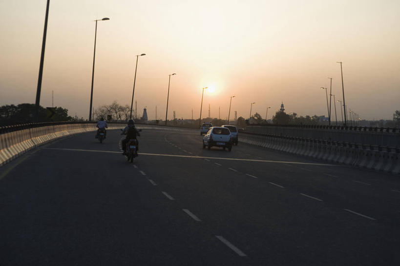 无人,横图,室外,白天,正面,度假,美景,日落,太阳,城市风光,城市,道路,路,路灯,公路,摩托车,汽车,照明,印度,亚洲,两辆,三辆,阴影,光线,影子,景观,晚霞,霞光,落日,灯光,分界线,停车线,交通,娱乐,车,灯,天空,阳光,黄昏,交通工具,轿车,天,享受,休闲,景色,彩霞,放松,车行道,车行道分界线,照亮,照明设备,载具,标线,南亚,车行线,印度共和国,夕照,薄暮,哈里亚纳,哈里亚纳邦,夕阳,马路,彩图,傍晚,古尔冈,斜阳