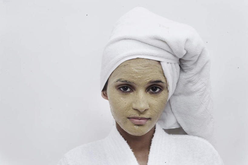 脸,头,脸颊,一个人,站,横图,室内,特写,白天,白色背景,正面,浴袍,化妆,美容,亚洲,仅一个年轻女性,仅一个女性,仅一个人,护肤,美白,头巾,注视,肩膀,化妆品,观察,看,清洁,站着,保养,享受,休闲,面膜,放松,去角质,保健,摄影,影棚,观看,保湿,察看,滋润,护肤品,关注,去死皮,舒缓,养颜,膏状,膏状面膜,去污,控油,紧肤,嫩肤,祛痘,去痘,祛角质,抗衰,再生,增白,补水,祛斑,抗皱,防皱,除皱,去皱,年轻女性,女人,女性,亚洲人,印度人,头部,脸部,脸蛋,面部,站立,半身,彩图,影棚拍摄,汤帷子,浴衣,拍摄