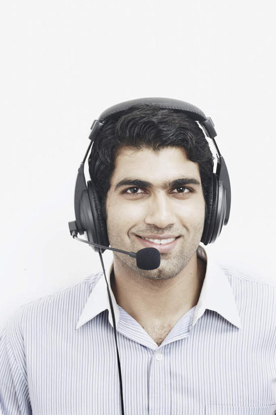 一个人,笑,微笑,露齿笑,竖图,室内,白天,白色背景,正面,衬衫,亚洲,仅一个男性,仅一个人,话务员,注视,仅一个年轻男性,耳机,耳麦,话筒,观察,看,摄影,影棚,观看,察看,麦克风,关注,客服人员,电话销售,男人,男性,年轻男性,亚洲人,印度人,接线员,半身,彩图,影棚拍摄,衬衣,拍摄