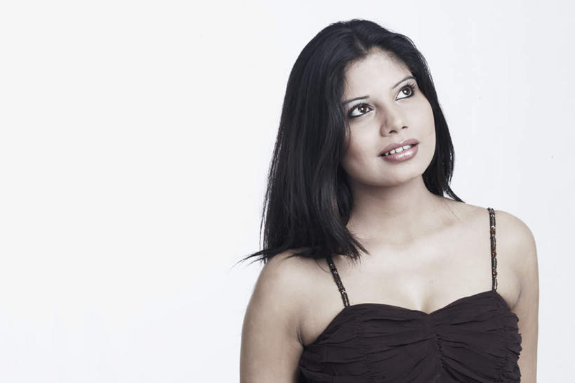 一个人,站,横图,室内,白天,白色背景,正面,裙子,亚洲,仅一个年轻女性,仅一个女性,仅一个人,连衣裙,棕色,注视,上衣,观察,看,站着,摄影,影棚,观看,半身裙,吊带裙,察看,关注,年轻女性,女人,女性,亚洲人,印度人,站立,半身,彩图,影棚拍摄,拍摄