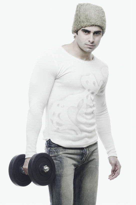 一个人,站,竖图,室内,白天,白色背景,正面,哑铃,帽子,亚洲,仅一个男性,仅一个人,握,服装,裤子,拿,拿着,注视,牛仔裤,休闲装,运动器械,仅一个年轻男性,衣服,观察,看,站着,休闲,休闲服,健身器械,握着,摄影,服饰,影棚,观看,察看,关注,健身器材,无边帽,男人,男性,年轻男性,亚洲人,印度人,站立,半身,彩图,影棚拍摄,拍摄,运动器材