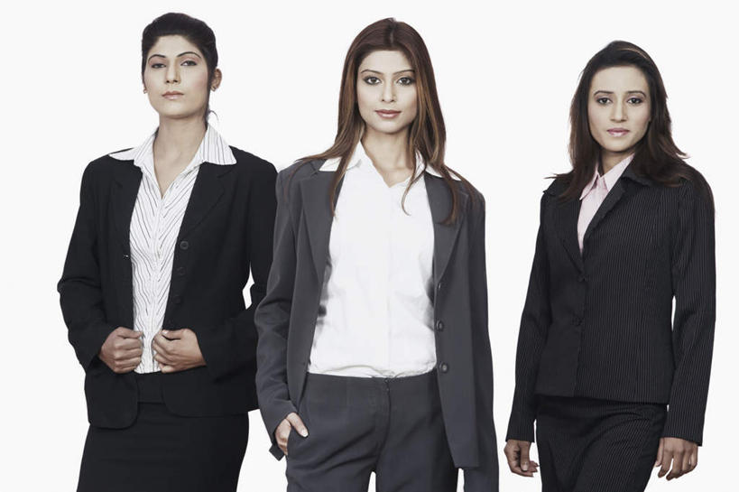 三个人,伙伴,朋友,商务人士,商务女性,站,笑,双手交叉,微笑,露齿笑,横图,室内,白天,白色背景,正面,友谊,合作,团队,亚洲,一排,套装,整齐,注视,手叉腰,排列,叉腰,观察,看,站着,战略,摄影,影棚,观看,察看,双手抱胸,队列,关注,商务装,工薪阶层,单手抄兜,单手放兜,联合,合谋,配合,协作,年轻女性,女人,女性,亚洲人,印度人,白领,上班族,插兜,手插兜,手放口袋,站立,半身,彩图,影棚拍摄,拍摄,手抄兜