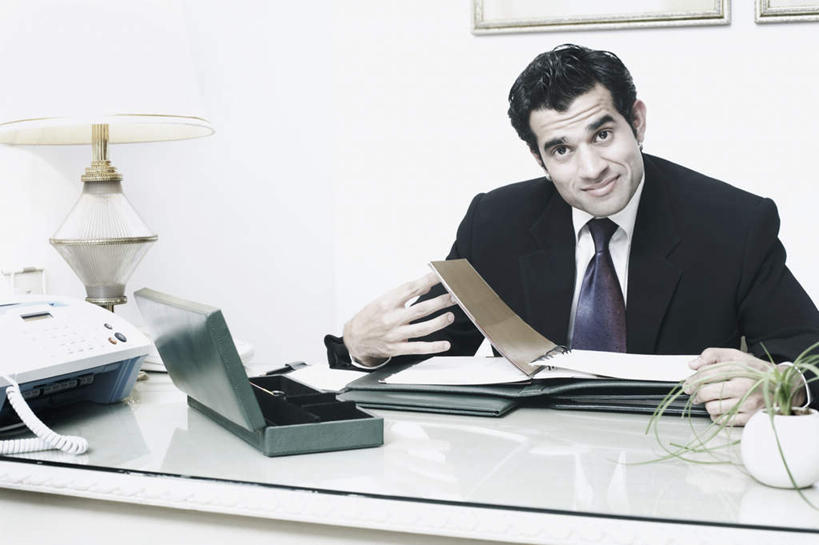 一个人,办公室,坐,笑,打电话,微笑,横图,室内,白天,正面,衬衫,西装,通讯,职员,植物,家具,台灯,桌子,电话,照明,亚洲,仅一个男性,仅一个人,撑,握,套装,正装,传输,材料,档案,盆栽,文件,办公桌,灯光,办公用品,领带,盆景,拿,拿着,注视,职业装,通讯设备,灯,盒子,仅一个年轻男性,绿色,自然,话筒,资料,灯具,观察,看,电话线,握着,通信,生长,成长,观看,传真机,办公设备,照亮,传真,察看,撑着,照明设备,关注,文档,输出设备,办公家具,交流,男人,男性,年轻男性,亚洲人,印度人,白领,商人,上班族,电话机,沟通,通话,坐着,半身,彩图,衬衣,白领阶层,办公室职员