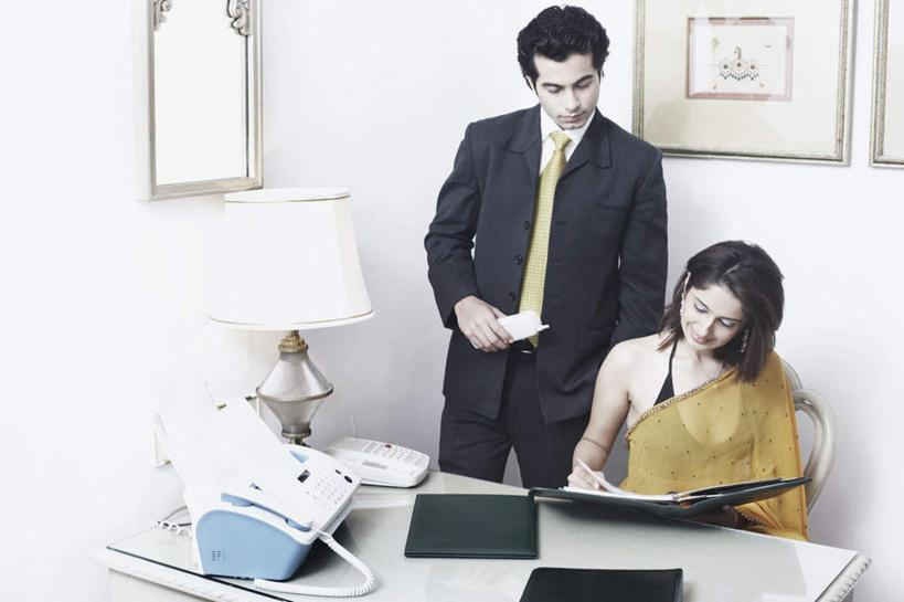 两个人,同事,办公室,站,坐,笑,打电话,微笑,露齿笑,横图,室内,白天,正面,民族服装,衬衫,西装,通讯,成功,合作,团队,集体,信心,职员,家具,镜子,台灯,桌子,电话,椅子,照明,亚洲,握,套装,正装,传输,材料,档案,文件,办公桌,灯光,办公用品,记事本,领带,拿,拿着,注视,职业装,通讯设备,队伍,灯,画,本子,笔记本,话筒,资料,灯具,观察,看,站着,电话线,握着,通信,服饰,观看,飘逸,传真机,办公设备,照亮,传真,镜像,察看,领导,庄重,镜面,照明设备,成就,关注,文档,追求,合伙,领袖,输出设备,纱丽,办公家具,雅致,纱丽服,清婉,妍丽,交流,男人,男性,年轻男性,年轻女性,女人,女性,亚洲人,印度人,白领,商人,上班族,电话机,沟通,通话,站立,坐着,半身,彩图,衬衣,传统服装,民俗服,白领阶层,办公室职员,奢华