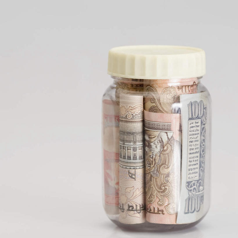 无人,横图,室内,特写,白天,白色背景,正面,钱,静物,玻璃,朦胧,模糊,钱币,玻璃制品,一个,玻璃瓶,瓶子,钞票,金融,纸币,摄影,影棚,经济,单个,卢比,流通,纸钞,贸易,广口瓶,货币,现金,彩图,影棚拍摄,拍摄