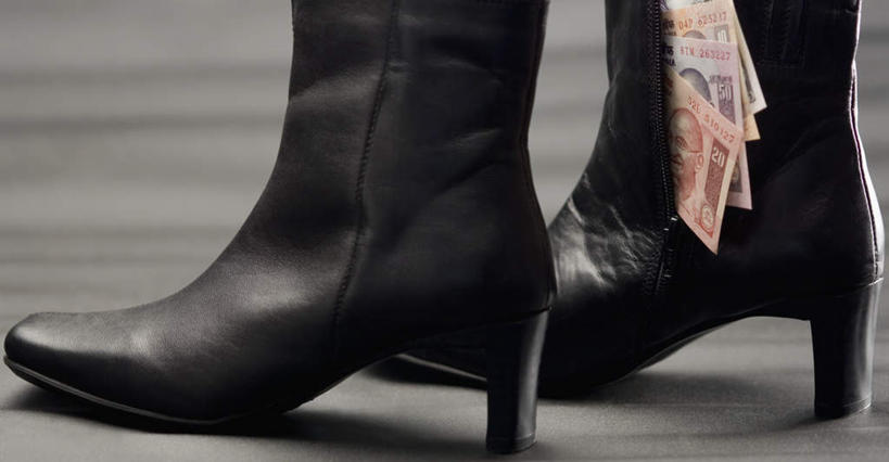 无人,横图,室内,特写,白天,正面,钱,静物,朦胧,模糊,钱币,靴子,两个,黑色,钞票,金融,纸币,经济,卢比,流通,纸钞,贸易,货币,现金,彩图