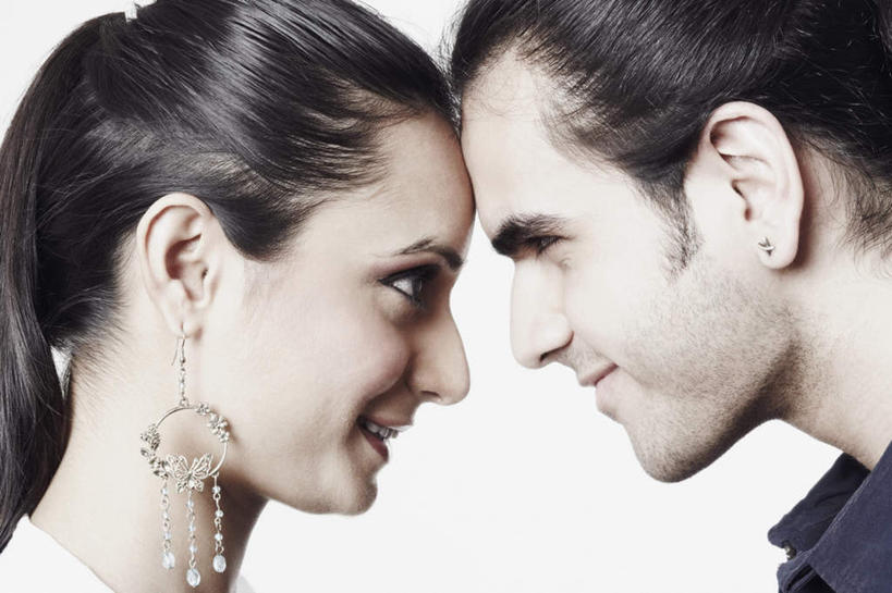 脸,头,脸颊,两个人,夫妻,站,笑,微笑,露齿笑,横图,室内,特写,白天,白色背景,侧面,爱情,亚洲,浪漫,注视,肩膀,观察,看,站着,温暖,温馨,恩爱,恋人,摄影,影棚,观看,和睦,察看,关注,男人,男性,年轻男性,年轻女性,女人,女性,亚洲人,印度人,头部,脸部,脸蛋,面部,情侣,站立,半身,彩图,影棚拍摄,拍摄,伴侣,融洽