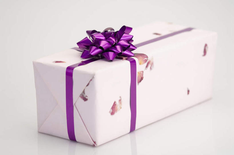 无人,横图,俯视,室内,特写,白天,白色背景,静物,礼盒,礼物,装饰,丝绸,丝带,纸盒,缎带,绸带,盒子,一个,包装盒,礼品盒,摄影,礼品,装饰花,影棚,单个,华丽,修饰,点缀,衬托,美观,雅致,雅观,彩图,高角度拍摄,影棚拍摄,拍摄