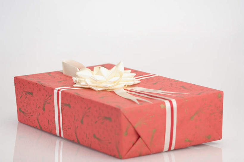 无人,横图,俯视,室内,特写,白天,白色背景,静物,礼盒,礼物,装饰,丝绸,丝带,纸盒,缎带,绸带,盒子,一个,红色,包装盒,礼品盒,摄影,礼品,装饰花,影棚,单个,华丽,修饰,点缀,衬托,美观,雅致,雅观,彩图,高角度拍摄,影棚拍摄,拍摄